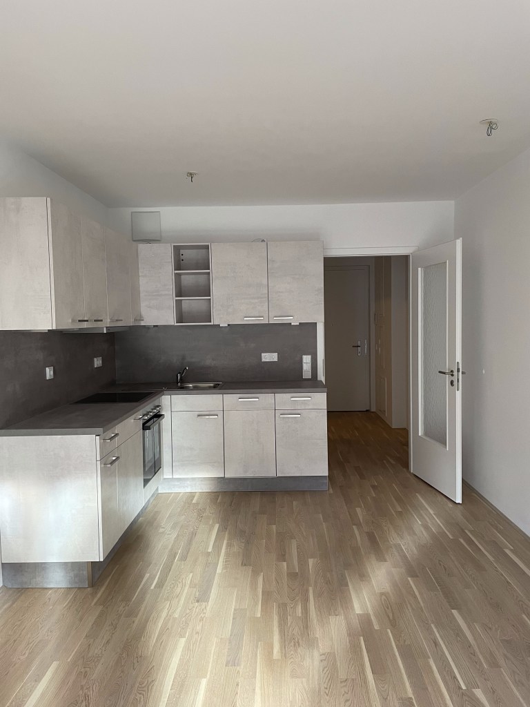 Objektbeschreibung
Diese schöne 2 Zimmer-Wohnung befindet sich in einem der begehrtesten Lagen in München Laim. Sie liegt im 1. OG und besitzt einen großen Südbalkon, auf dem es sich wunderbar vom Alltag erholen lässt. Die zwei großzügigen Zimmer sind ebenfalls nach Süden ausgerichtet und lichtdurchflutet. Im Wohnzimmer und Schlafzimmer ist die Wohnung mit Parkett und in Küche und Bad mit hochwertigen Fliesen ausgestattet. Eine neue hochwertige Markeneinbauküche rundet das Mietobjekt ab. Zusätzlich steht Ihnen ein Keller zur Verfügung.
Ausstattung
Neue Markeneinbauküche, Erstbezug, Parkett mit Fußbodenheizung, KfW 55, Raumhöhe mit ca. 2,6m, weiße Kunststoff-Wärmedämmglasfenster/-türen mit 3-Fach-Verglasung, Rollläden
Lage
Der Stadtteil Laim liegt zwischen der Schwanthalerhöhe im Osten sowie Pasing im Westen und erstreckt sich in seiner Nord-Süd-Ausdehnung von den Bahnanlagen Hauptbahnhof -Pasing bis zur Autobahn A96 München-Lindau.
Z-West hat eine top Verkehrsanbindung! Die U-Bahn-Station „Westendstraße“ mit U4 und U5 liegt direkt vor der Tür. Diverse Bus- und Straßenbahnlinien sind in der Nähe. In wenigen Fußminuten erreicht man verschiedene Supermärkte, Cafés, Restaurants, Bäckereien, Ärzte und Fitnessstudios sowie mehrere Grün- und Parkanlagen.
